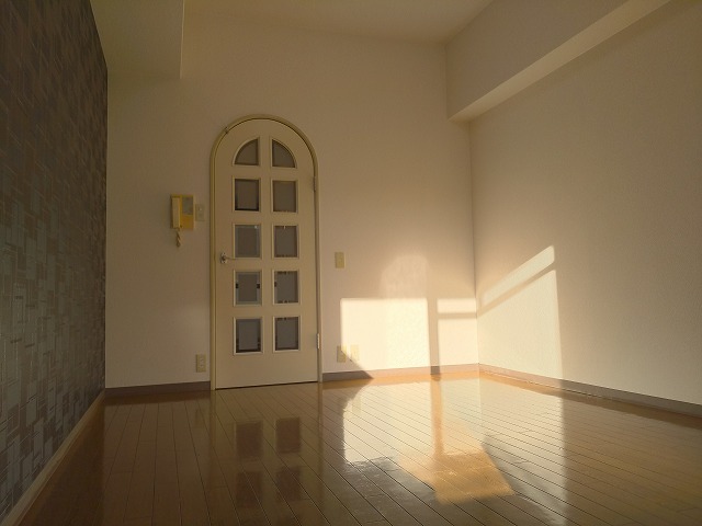 居室・リビング　日差しの差し込む明るいお部屋です