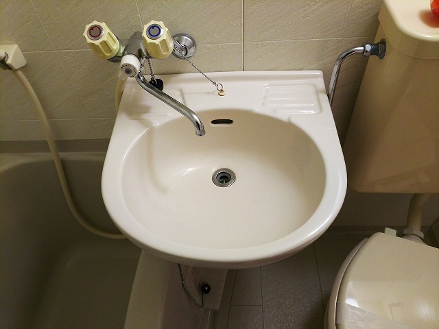 洗面設備　浴室内の洗面台です