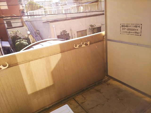 バルコニー　日当たりの良い外干しのできる広いバルコニーです