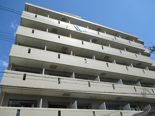 建物外観　角地に建っているので日当たり良好です