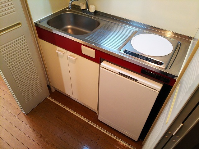 キッチン　まな板スペースも確保されているキッチンです