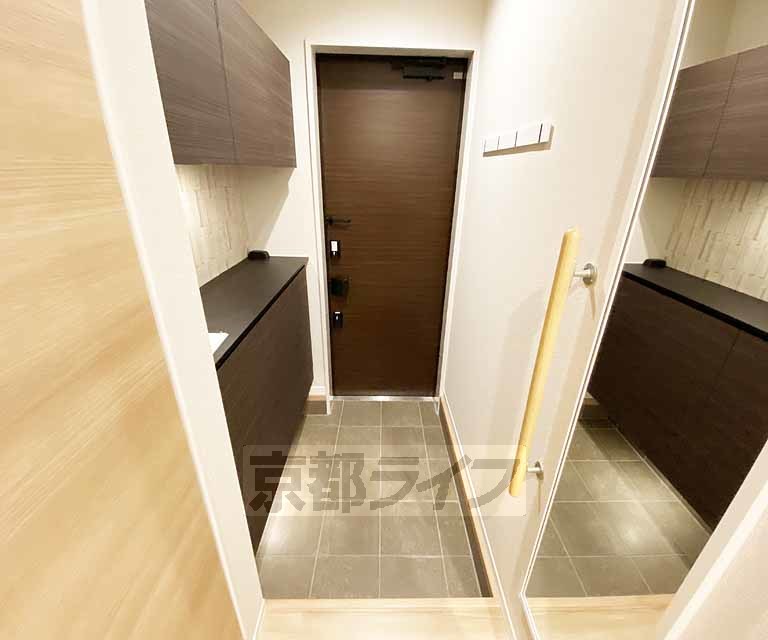 玄関　シューズＢＯＸや取っ手が装備されています。