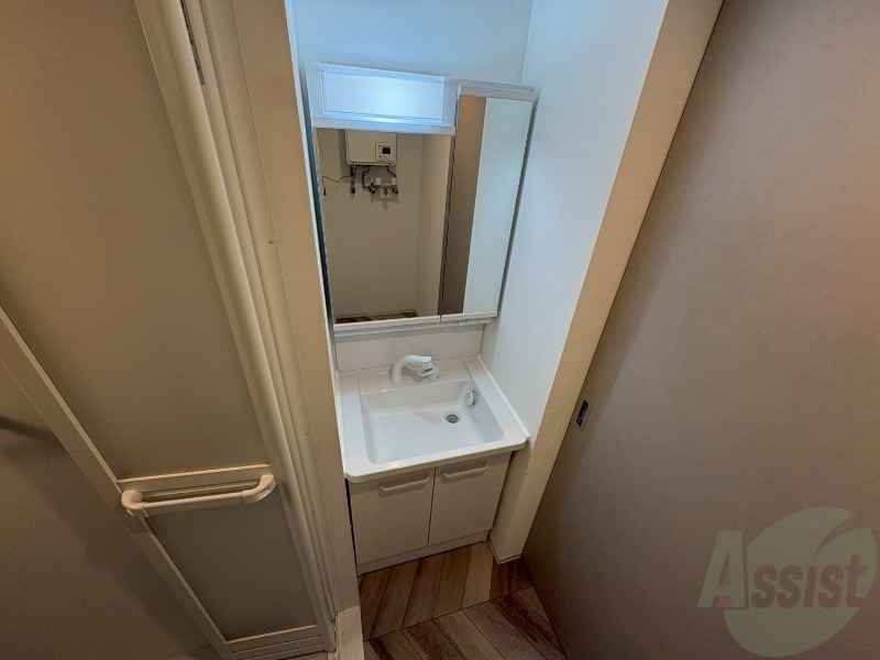 洗面設備　大きくて使いやすそうな独立洗面台になっています。