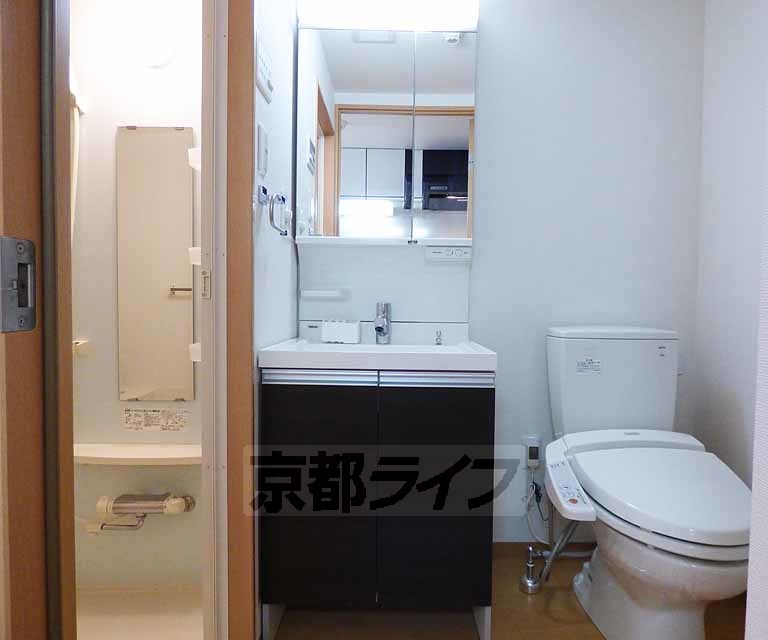 洗面設備　綺麗な独立洗面台です。