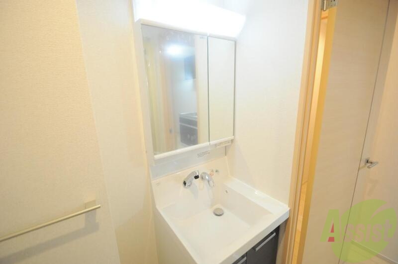 洗面設備　人気の独立洗面所にはうれしいシャンプードレッサー完備です。