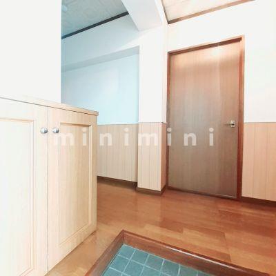 玄関　※写真は別号室のものですので現状優先とさせていただきます