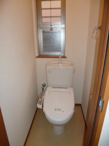 トイレ　小窓付きのトイレにはウォシュレットが付いています