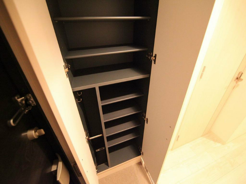 玄関　玄関　シューズボックス付（収納充実してます）