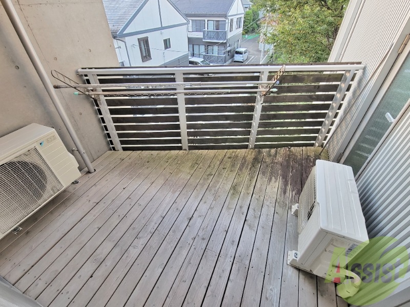 バルコニー　バルコニーは広さがありますので何かできそうです、、