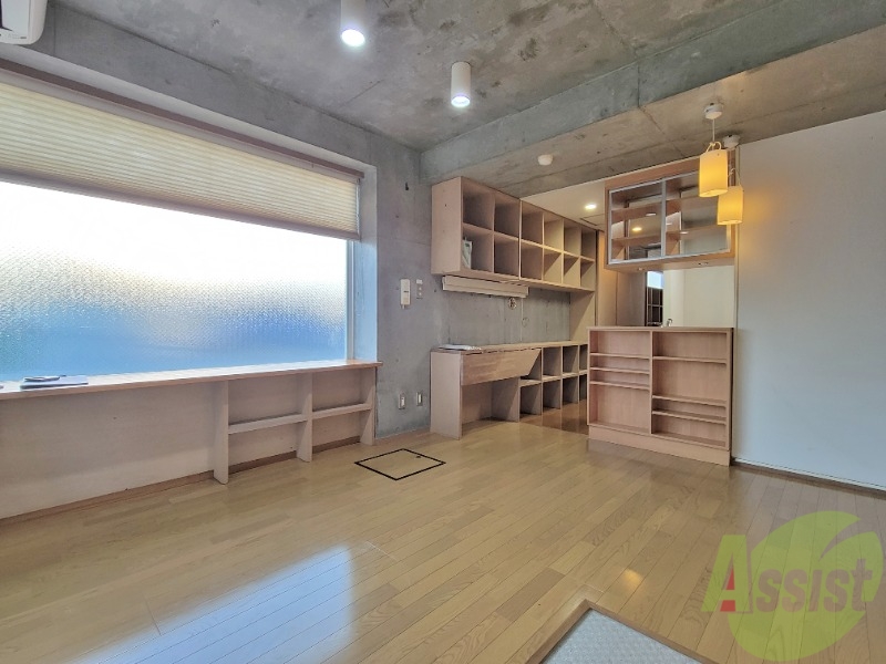 居室・リビング　デザインもよく広々としたリビングです。窓も大きく気持ちがいい