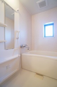 バス・シャワールーム　換気と採光を考慮した小窓付き