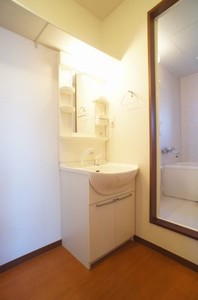 洗面設備　洗髪洗面化粧台と収納棚を配した洗面脱衣所♪