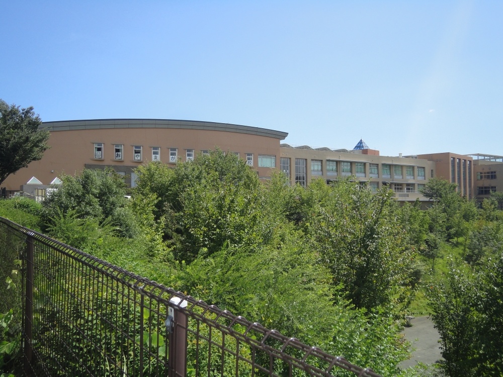 小学校　町田市立小山中央小学校（小学校）まで864m