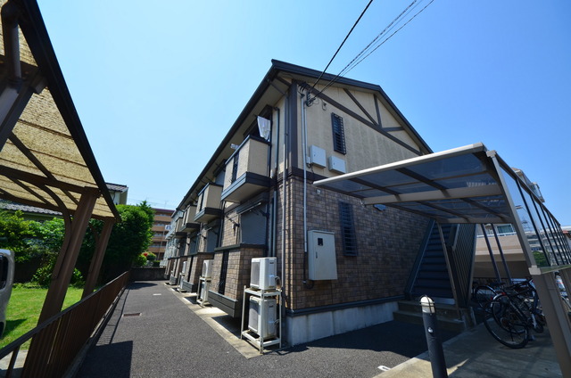 建物外観　★程よい緑に囲まれた、居心地の良い物件です★