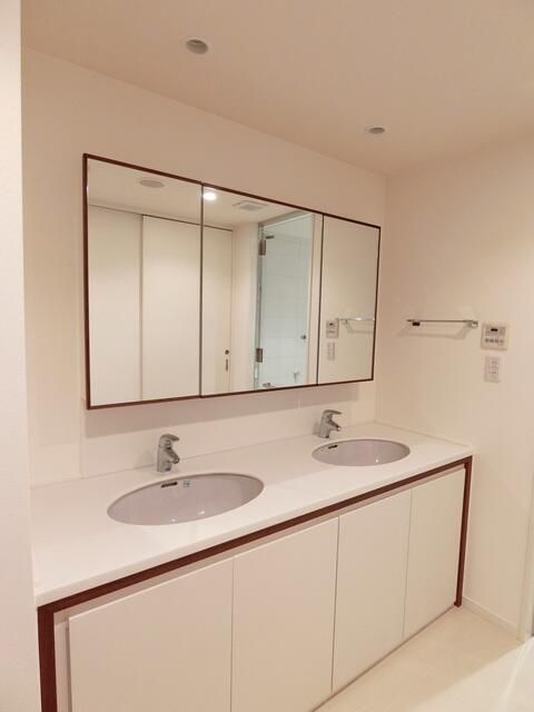 洗面設備　明るい洗面所です