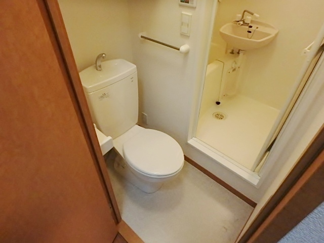 トイレ　参考写真：実際は温水洗浄便座です