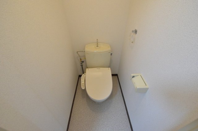 トイレ　温水洗浄便座付きのトイレです♪