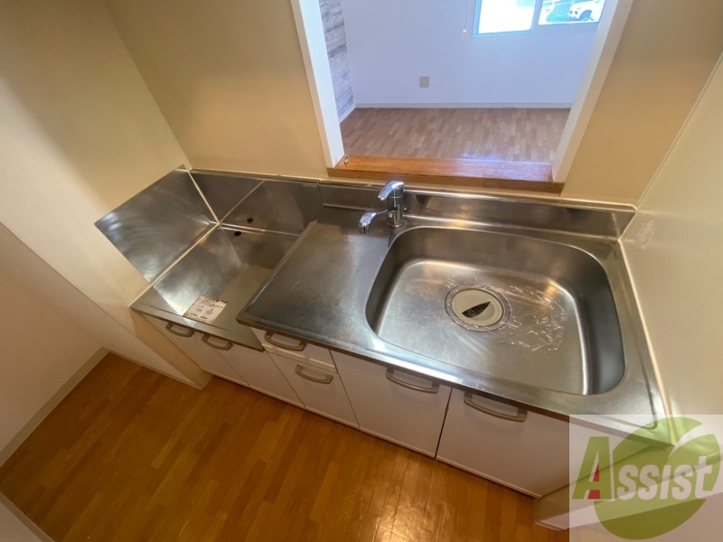 キッチン　キッチンはこちらです。流しが広くて使いやすそうです。