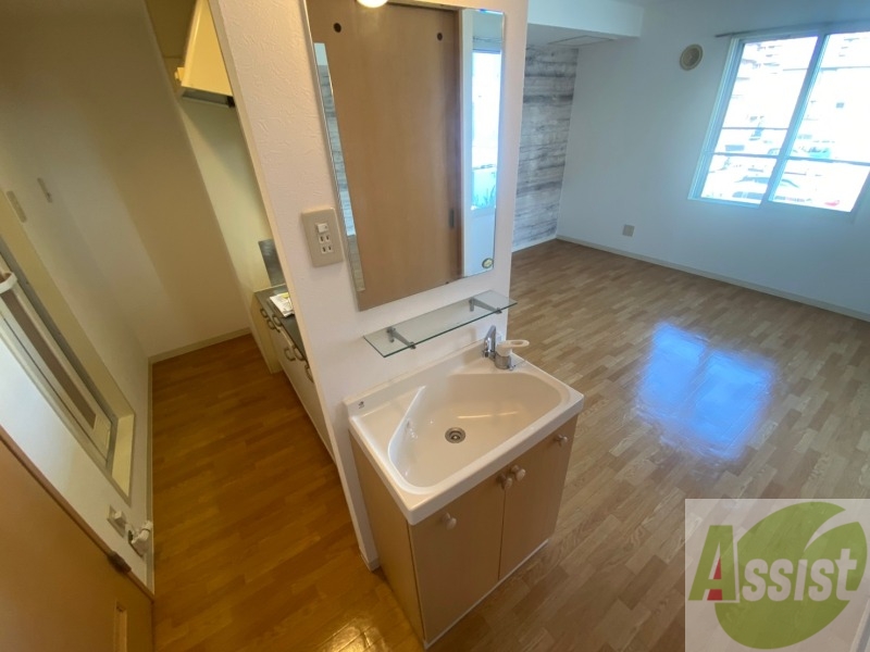 洗面設備　洗面台。身支度にはかかせないですよね～。