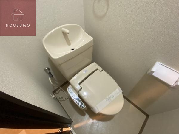 トイレ　落ち着いた色調のトイレです
