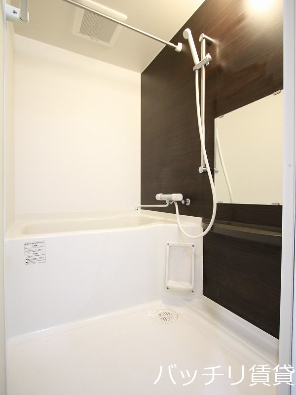バス・シャワールーム　別号室タイプの為、現状を優先いたします