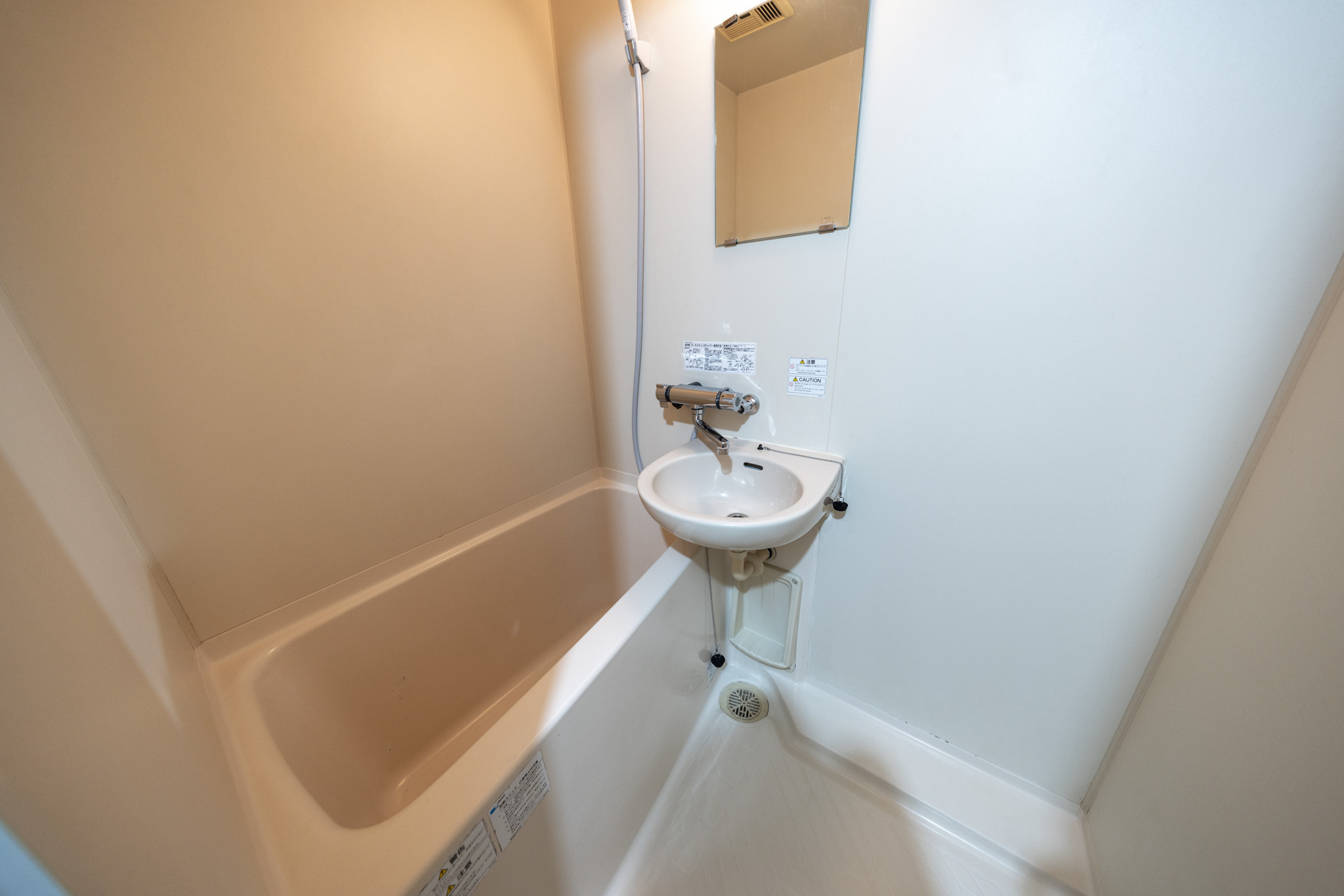 バス・シャワールーム　鏡つきの浴槽