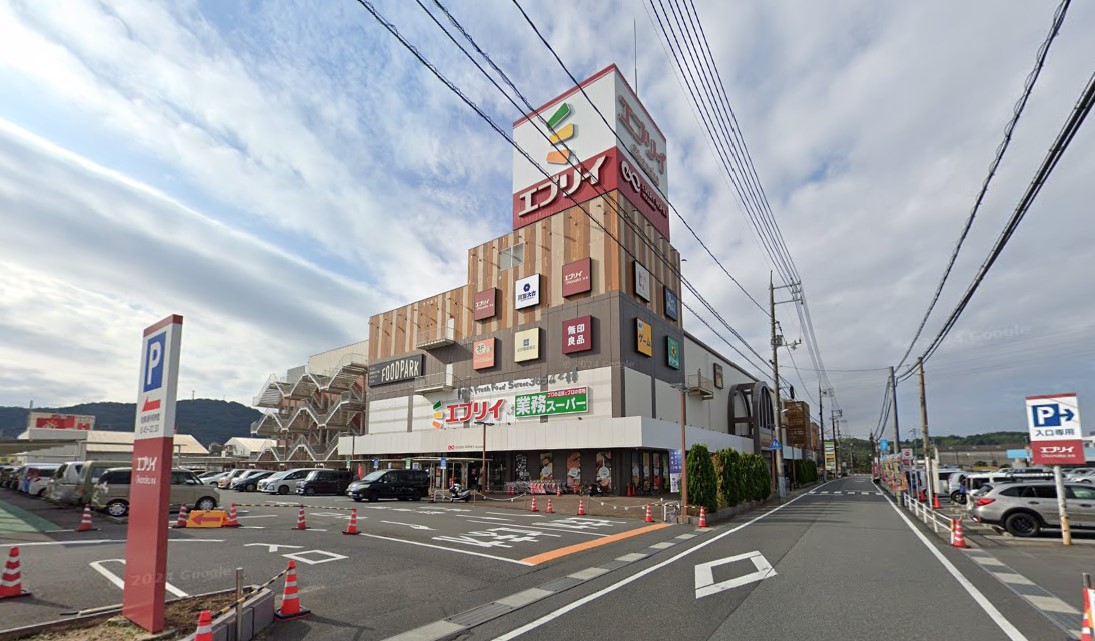 ショッピングセンター　無印良品エブリイOkanaka津高店（ショッピングセンター）まで1076m