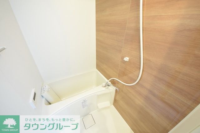 バス・シャワールーム　おしゃれなパネルのバスルーム