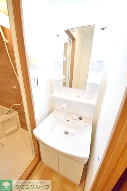 洗面設備　忙しい朝でも嬉しいシャワー付き独立洗面台