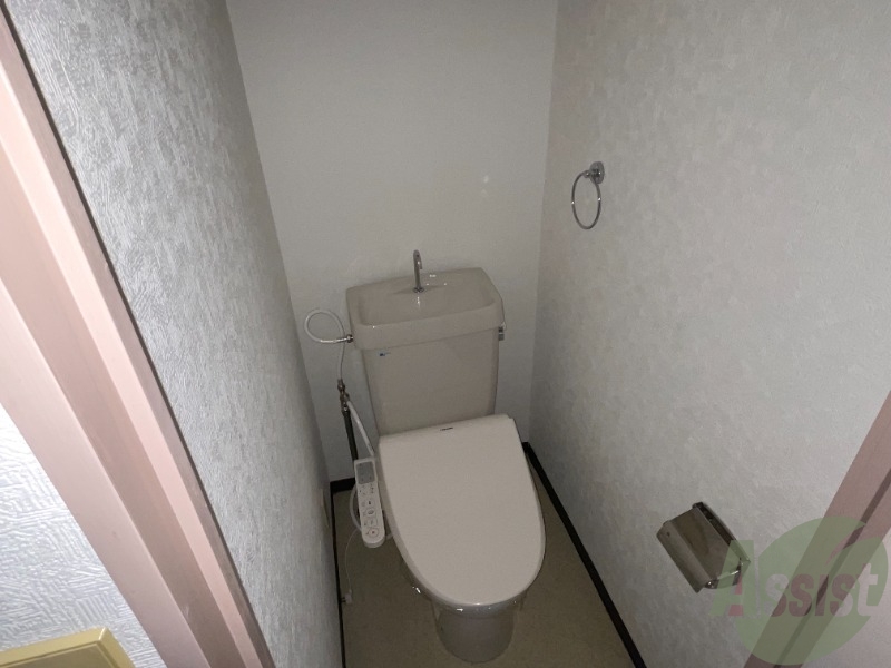 トイレ　温水洗浄便座なので快適に使用できそうですね。