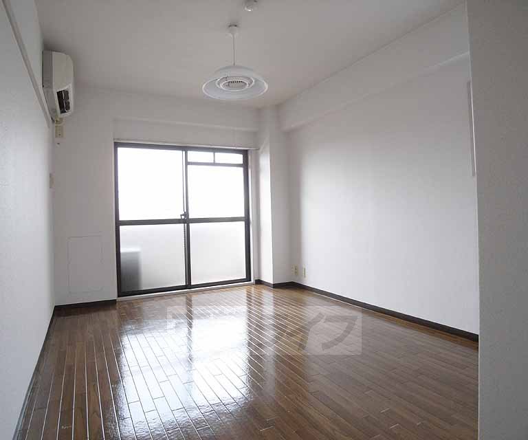 居室・リビング　ぐっと奥行きのある部屋です。