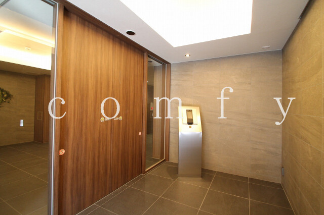 エントランス　オートロック付きエントランス