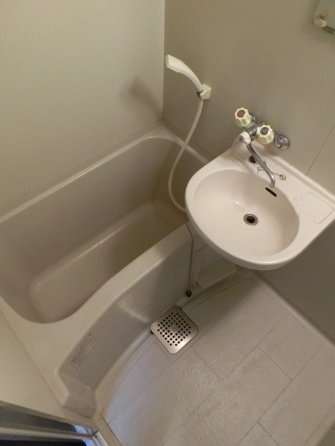 バス・シャワールーム　綺麗なバスルームでお掃除にも気合が入りますね。