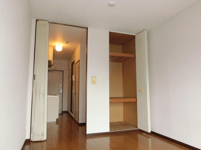 居室・リビング　６帖のお部屋は一人暮らしには丁度良いサイズです。