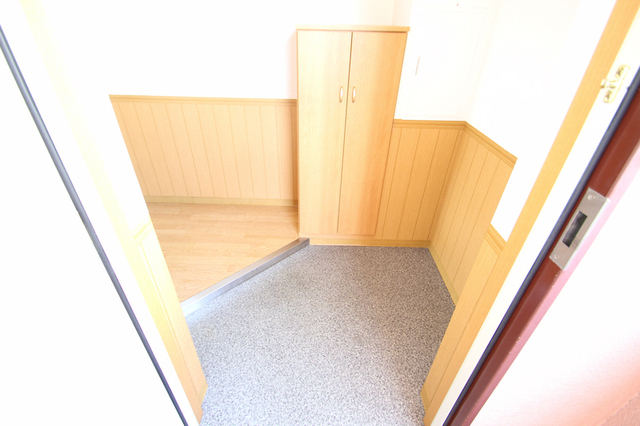 玄関　こちらのお部屋の玄関です
