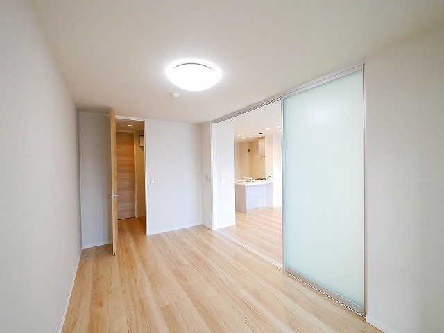 その他部屋・スペース　落ち着いた色調の寝室です