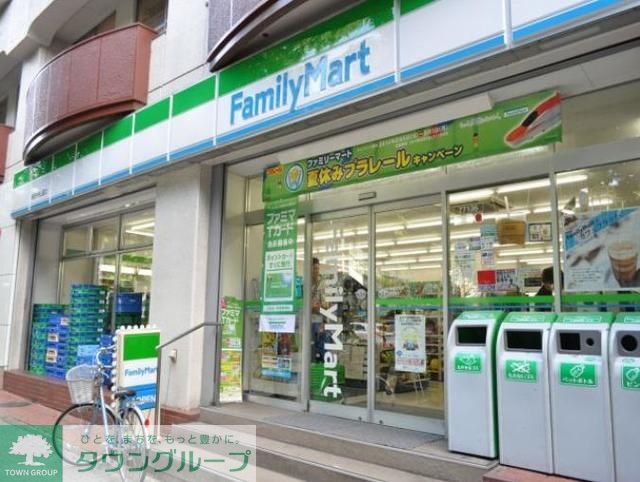 コンビニ　ファミリーマート新宿中央公園店（コンビニ）まで490m