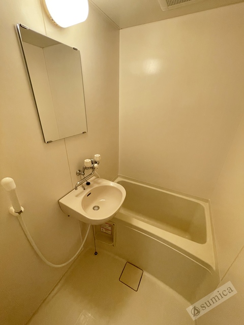 バス・シャワールーム　ちょうど良いサイズ。お掃除もラクラクです。