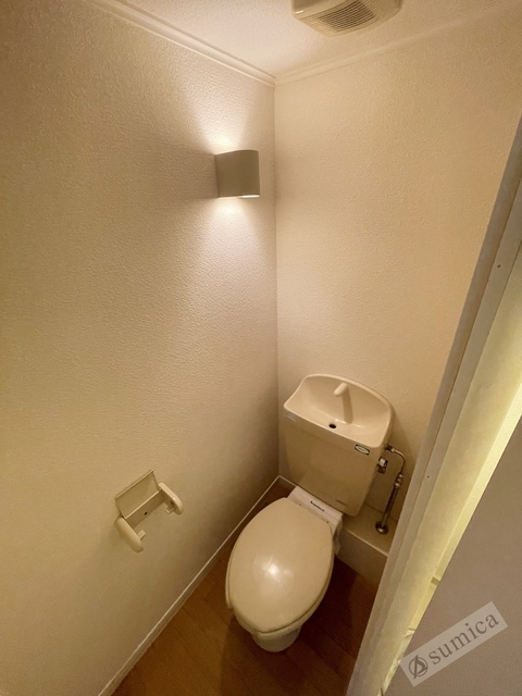 トイレ　この空間なんだか落ち着きます。清潔感のあるトイレです。