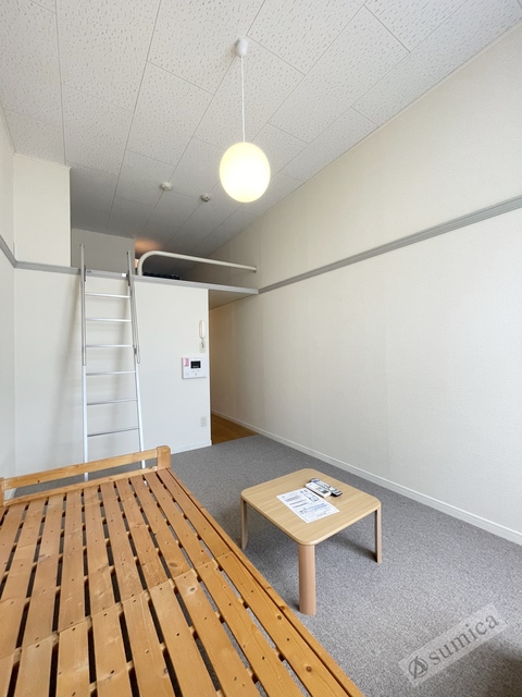 居室・リビング　ゆったり過ごせる居間、天井の高さが解放感を演出。