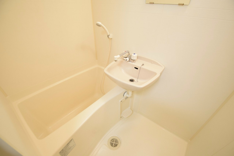 バス・シャワールーム　写真は同棟内別部屋です