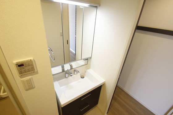 洗面設備　※掲載写真は同マンション別部屋参考写真となります。