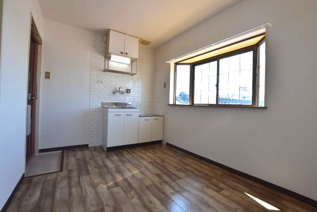 居室・リビング　別号室の画像です。ご参考下さい。