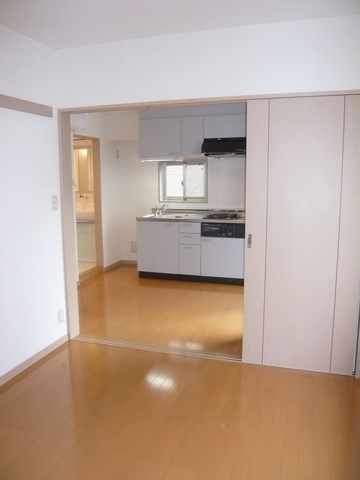 居室・リビング　スライド扉でリビングと居室を仕切れます♪