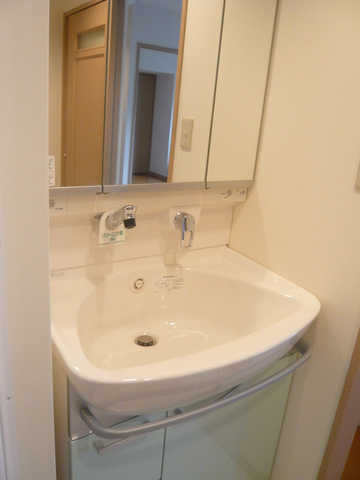 洗面設備　三面鏡の独立洗面台です♪