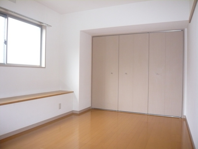 その他部屋・スペース　６．４帖の居室は物を置く棚＆座ることも出来る棚があります♪