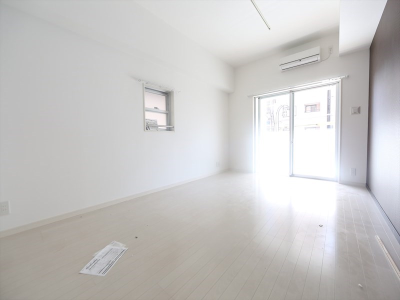 バルコニー　洋室9.95帖　2面採光　エアコン完備　南面バルコニー