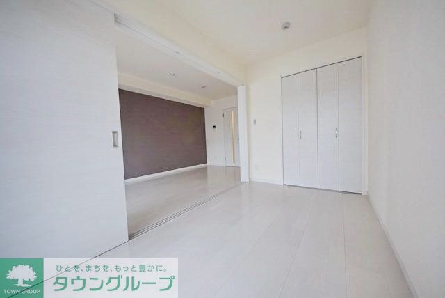 居室・リビング　白を基調とした居室です