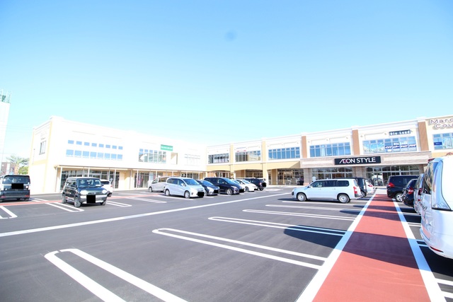 スーパー　イオンスタイル上所（スーパー）まで740m