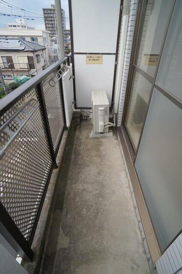 バルコニー　外からの目が気にならないバルコニーで洗濯物が干せます